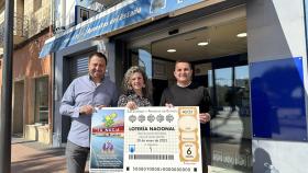 El alcalde de La Nucía, Bernabé Cano, con una recreación del cupón que se vende para este sábado.