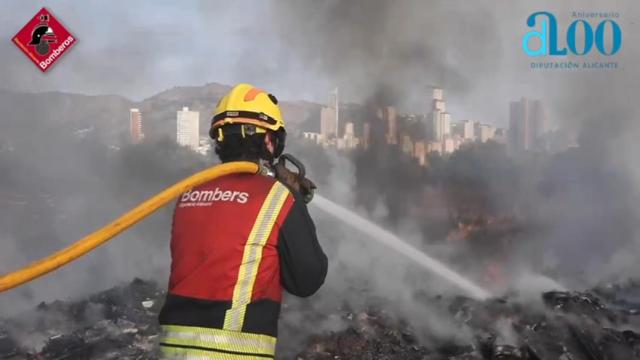 Los bomberos trabajan en la extinción de un incendio en Benidorm.