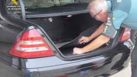 Uno de los agentes de la Guardia Civil en la inspección del vehículo en Dénia.