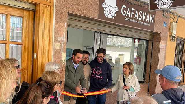 Imagen de la apertura de la tienda en Villalón este lunes con el alcalde, José Ángel Alonso, y Daniel y Víctor presentes
