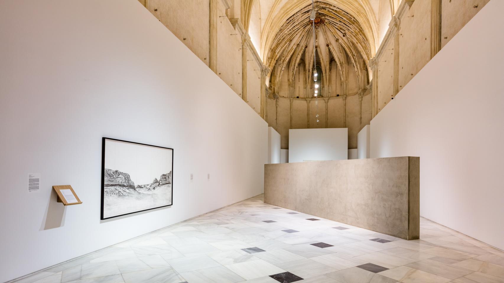Vista de la exposición de Gala Porras en el CAAC. Su trabajo dialoga con la zona monumental del edificio
