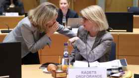 La vicepresidenta Nadia Calviño conversa con la ministra sueca de Finanzas, Elisabeth Svantesson, durante la reunión del Ecofin de este martes