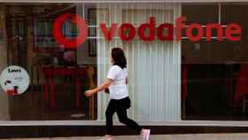 Una mujer pasa por delante de una tienda de Vodafone en Ronda (Málaga).