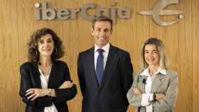 Lily Corredor, directora general de Ibercaja Gestión; Luis Miguel Carrasco, director del grupo financiero de Ibercaja, y Beatriz Catalán, directora de Inversiones de Ibercaja Gestión.