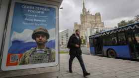 Un cartel en una parada de autobús de Moscú con la imagen de un soldado y el lema Gloria a los héroes de Rusia.