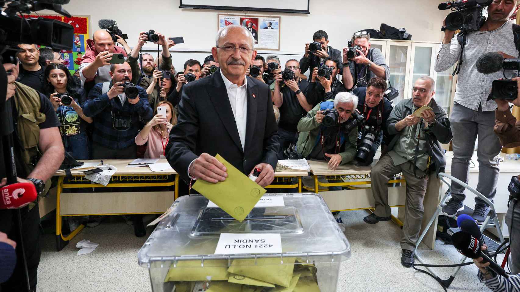 Kemal Kilicdaroglu, candidato presidencial de la principal alianza de oposición de Turquía, emite su voto en un colegio electoral en Ankara.