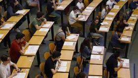 Grupo de estudiantes examinándose de selectividad.