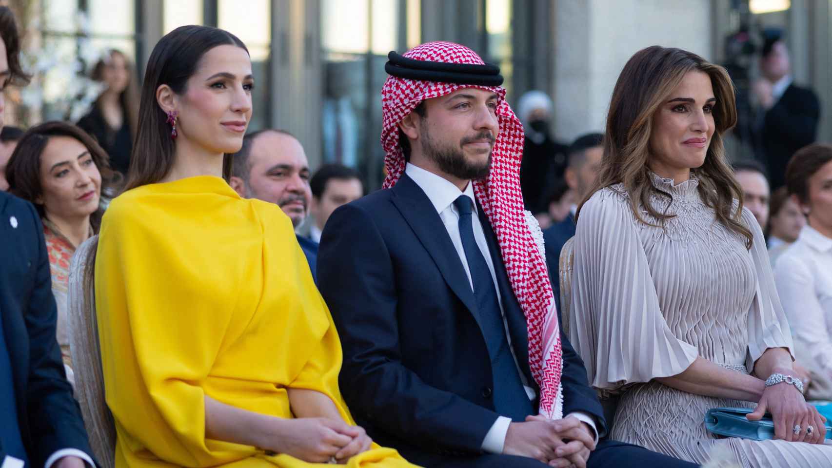 El príncipe Hussein, entre su prometida Rajwa y su madre Rania.