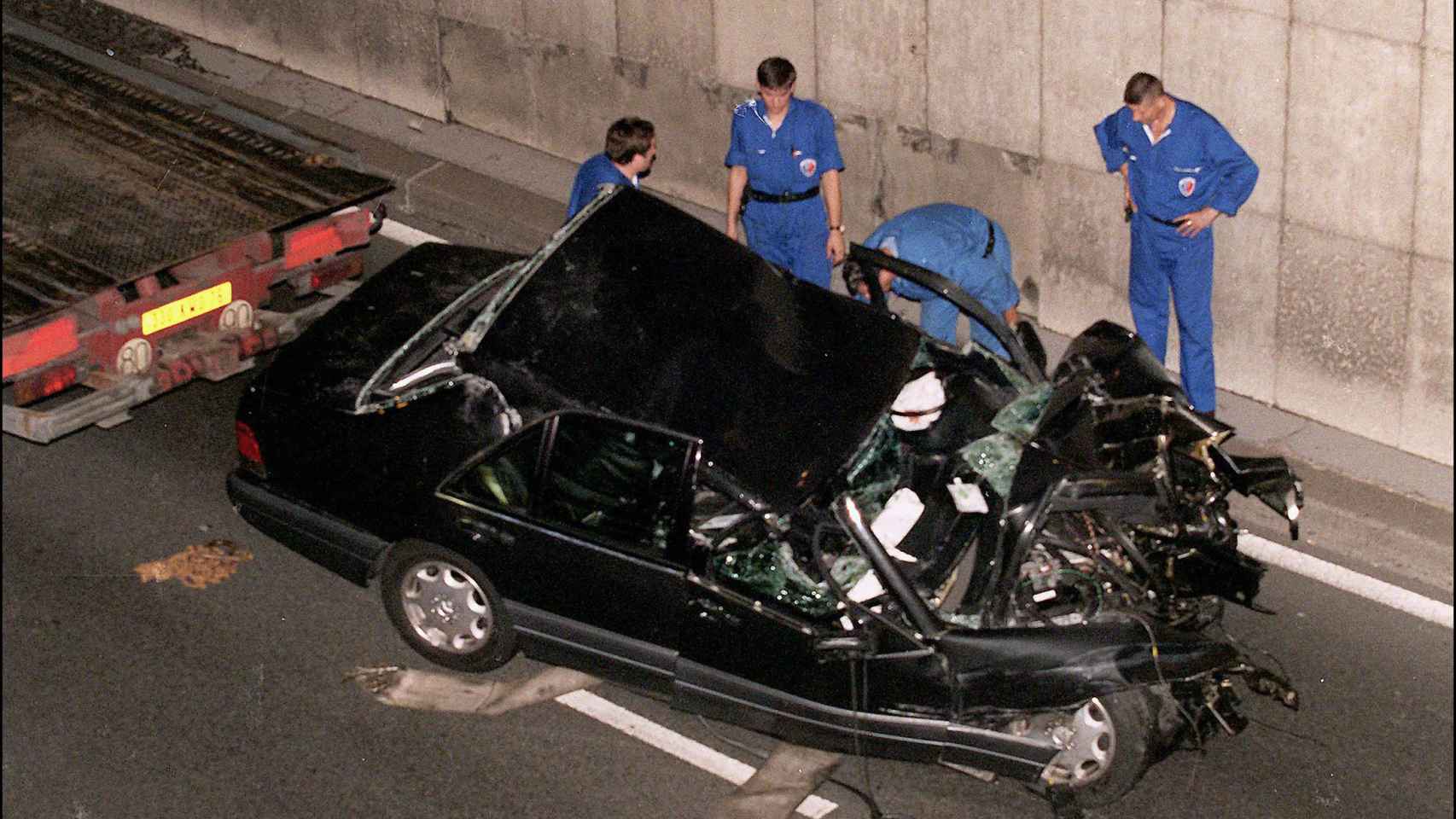 Imagen de cómo quedó el coche de la princesa Diana de Gales en París el 31 de agosto de 1997 tras el mortal accidente.