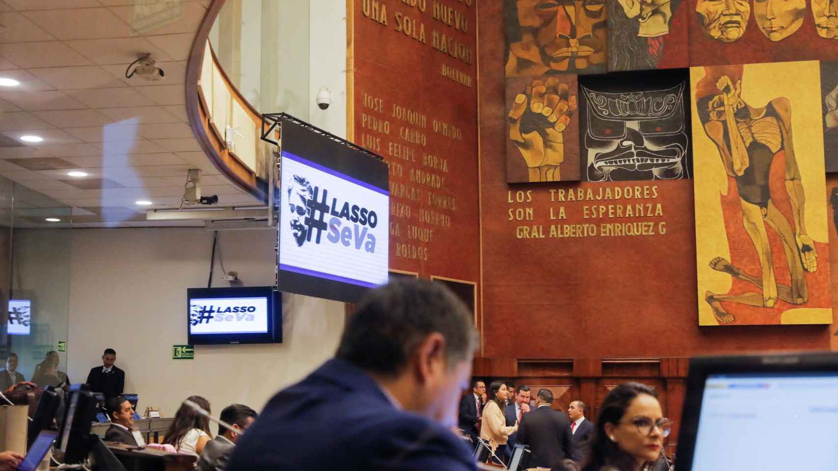 Una pantalla de la Asamblea Nacional ecuatoriana muestra el eslogan #Lasso Se Va.
