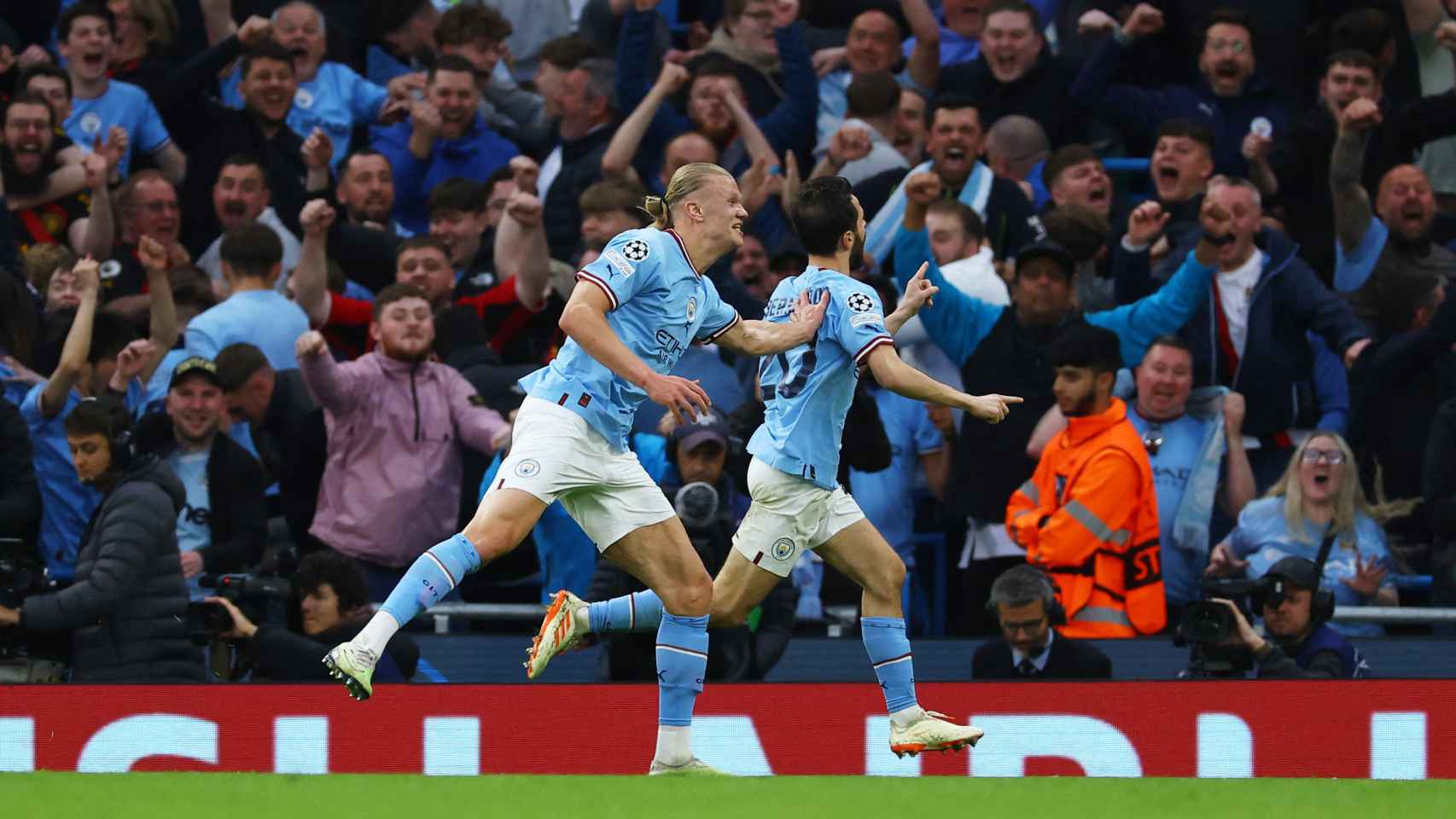 Haaland y Bernardo Silva celebran el segundo gol del Manchester City.