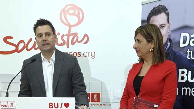 El alcalde y candidato a la Alcaldía por el PSOE, Daniel de la Rosa, junto a Nuria Barrio, número 2 de la candidatura