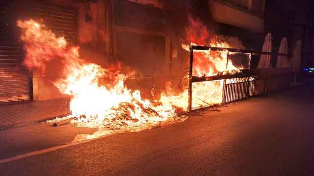 Imagen de la terraza del bar La Lonja, en Ponferrada, en llamas.