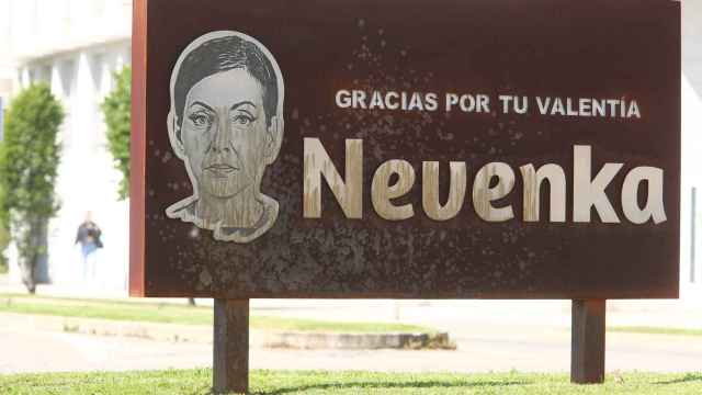 Imagen del monumento de Nevenka Fernández, en Ponferrada, vandalizado.
