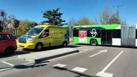 Imagen de una ambulancia del 112 por el paseo de Isabel la Católica, en Valladolid.