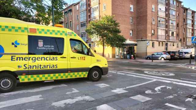 Imagen de archivo de una ambulancia del 112 en Valladolid.