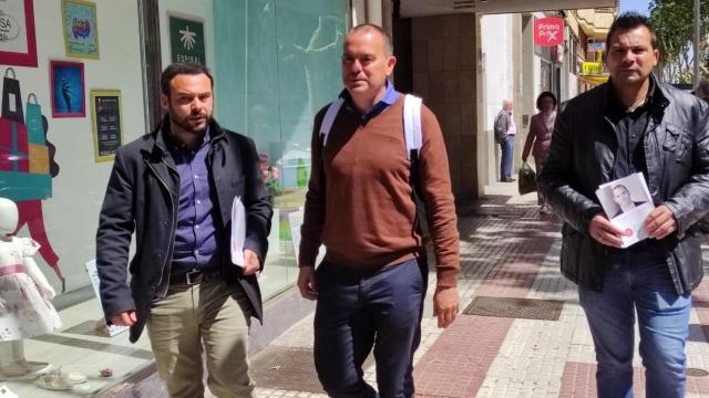 Francisco Requejo, candidato de Zamora Sí, visita comercios de la zona de las Tres Cruces