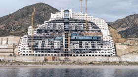 Fotografía del hotel de El Algarrobico (Almería) que aparece en la portada de 'España fea'