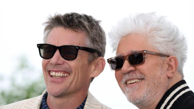 Ethan Hawke y Pedro Almodóvar en Cannes. Foto: EFE/EPA/MOHAMMED BADRA