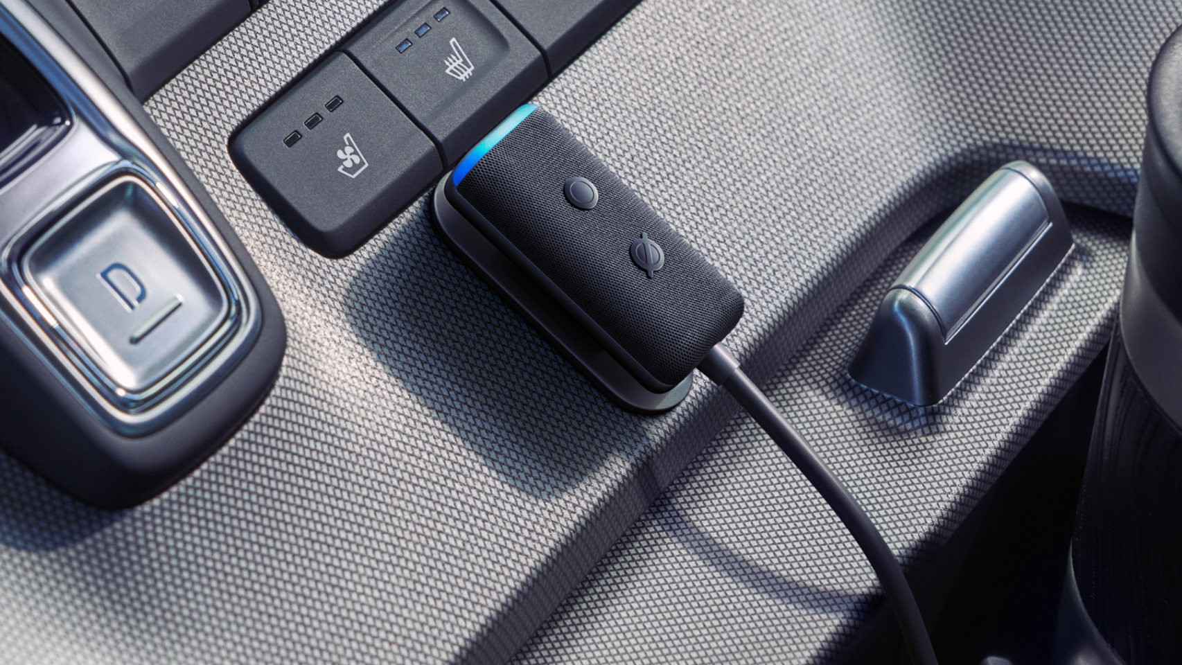 El Amazon Echo Auto de segunda generación es más pequeño y fácil de instalar