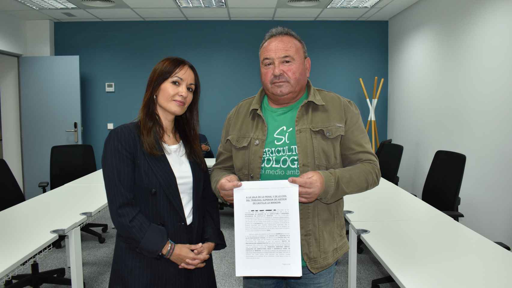 La abogada Mónica Taboadela Púa y el portavoz de la Plataforma Ecológica de Castilla La Mancha.