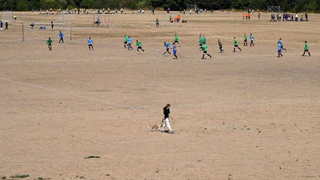 Un campo de fútbol en Reino Unido totalmente seco durante la ola de calor del pasado verano.