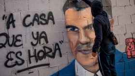 El artista urbano J.Warx realiza en Valencia una pintura mural donde aparece Pedro Sánchez junto a la frase “A casa que ya es hora”./