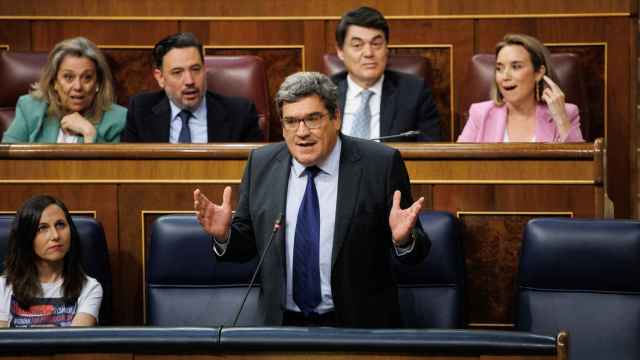 José Luis Escrivá, ministro de Inclusión, Seguridad Social y Migraciones, en el Congreso, bajo la mirada de Ione Belarra, ministra de Derechos Sociales y Agenda 2030.