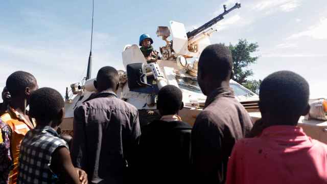 Un grupo de niños observa un vehículo blindado de la MONUSCO en la región congoleña de Ituri, el pasado abril.