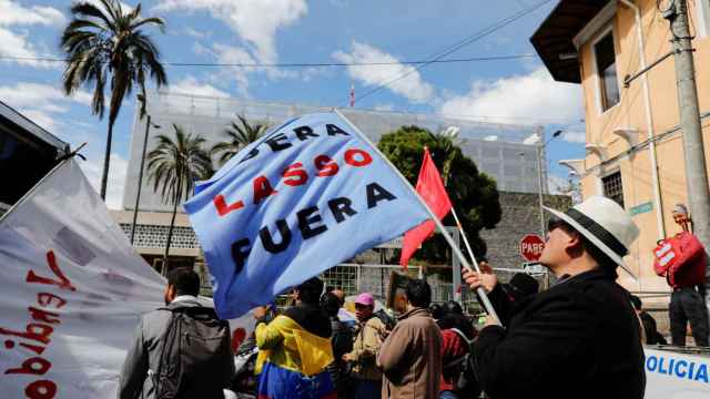 Protestas contra Lasso ante la Asamblea Nacional ecuatoriana este martes, primer día de su juicio político.