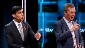Rishi Sunak, representando a los tories, junto a Nigel Farage en el debate de 2019.