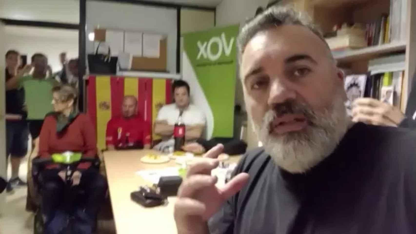 El youtuber conocido como ‘Un murciano encabronao’, visitando una sede de Vox en el País Vasco.