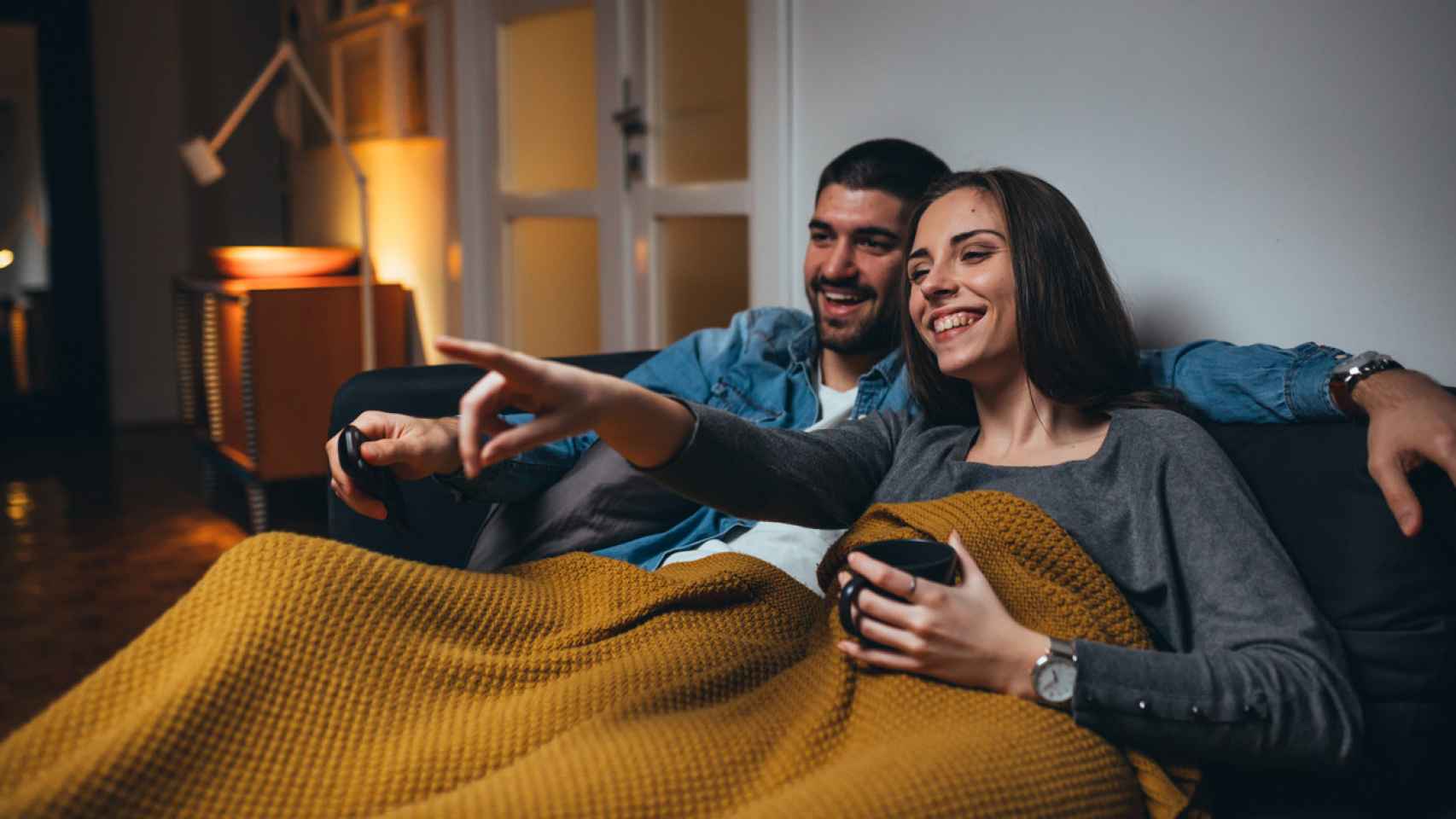 Una pareja viendo la tele en el sofá