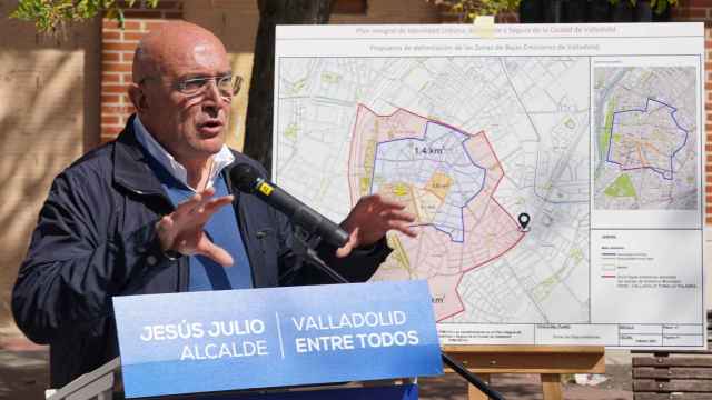 El candidato del PP a la Alcaldía de Valladolid, Jesús Julio Carnero, durante la rueda de prensa de este jueves.