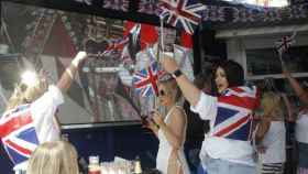 Varios británicos celebrando la Coronación de Carlos III en Benidorm.