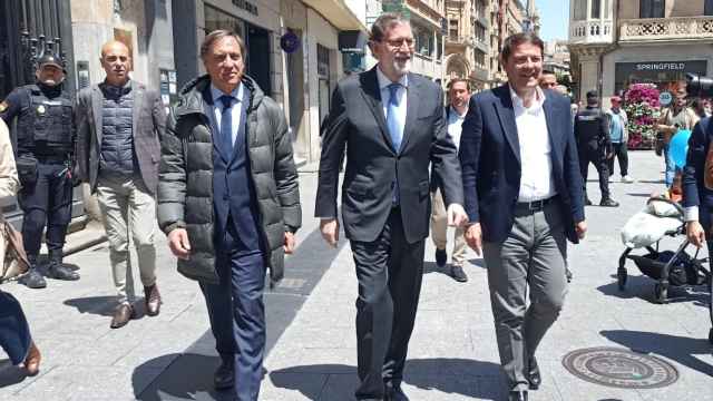 García Carbayo, Mariano Rajoy y Fernández Mañueco pasean por Salamanca