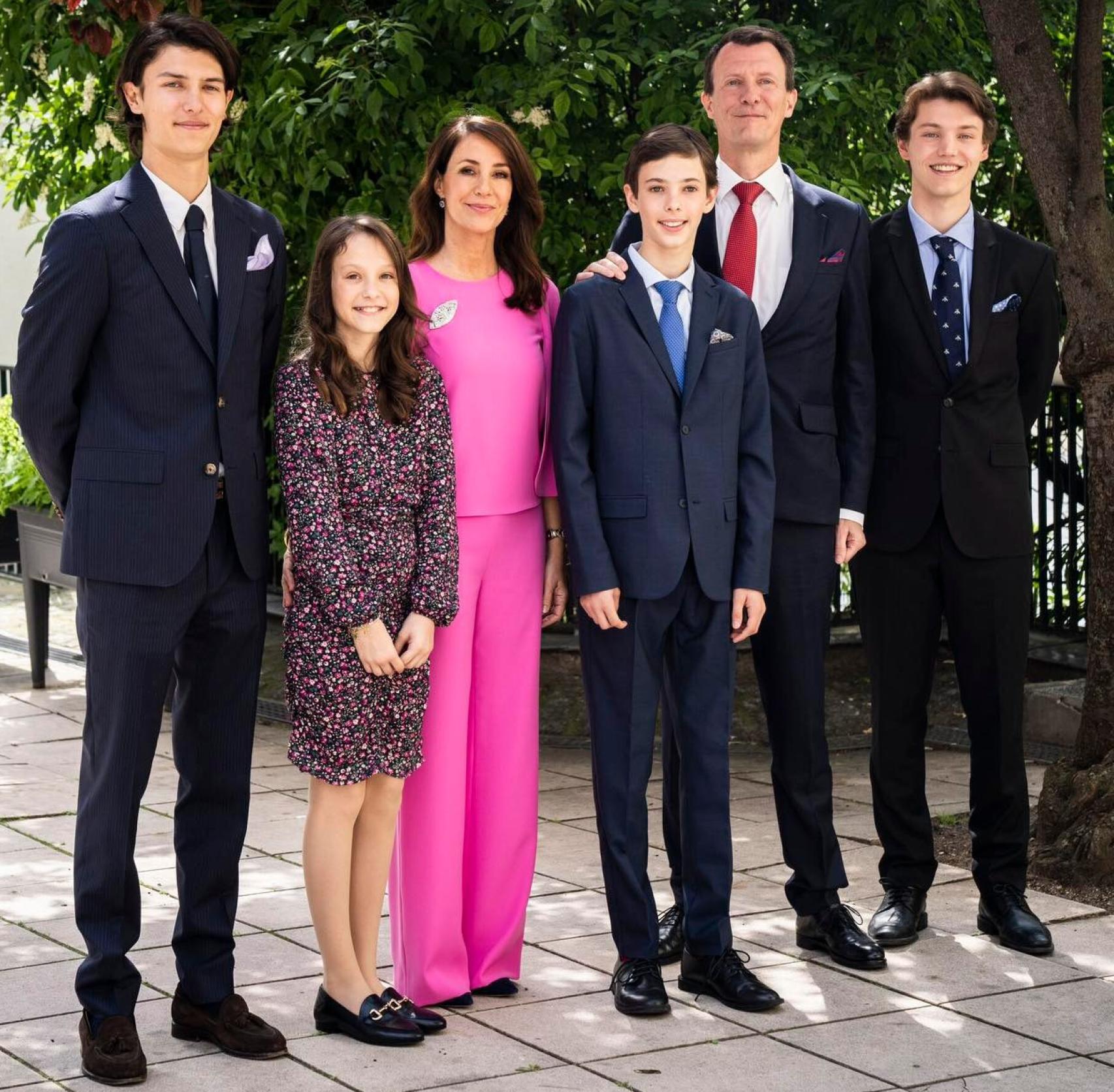 Joaquín coge del hombro a su hijo Henrik y posan todos juntos tras la ceremonia.