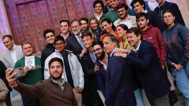 Mañueco junto a Rajoy y Carbayo en Salamanca haciéndose selfies