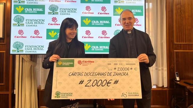 Entrega del cheque a Cáritas de Caja Rural de Zamora