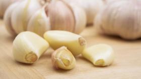 Beneficios de poner un diente de ajo debajo de la almohada.