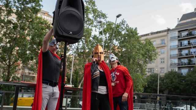 Tres personas vestidas de gladiador en la manifestación en Barcelona convocada por Desokupa, el pasado día 11 de mayo.