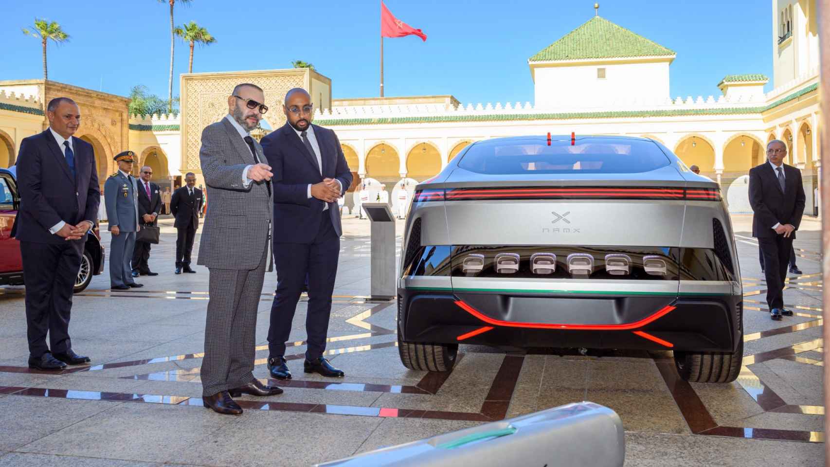 Imagen de Mohamed VI con uno de los vehículos apoyados por su Gobierno, el NAMX.
