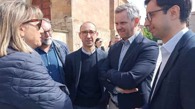 El ministro de Sanidad, José Manuel Miñones, acompaña a José Luis Mateos en Salamanca