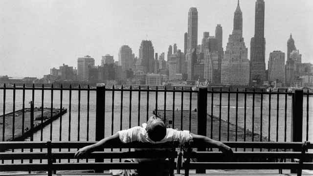 Louis Stettner: 'Brooklyn Promenade, Brooklyn, New York'. 1954. © Louis Stettner Estate. Actualmente puede verse en la exposición que le dedica la Fundación Mapfre, en Madrid, en el marco del festival PHotoEspaña