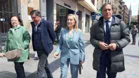 La vicesecretaria general del PP, Ana Pastor, pasea por Salamanca junto a Carlos García Carbayo