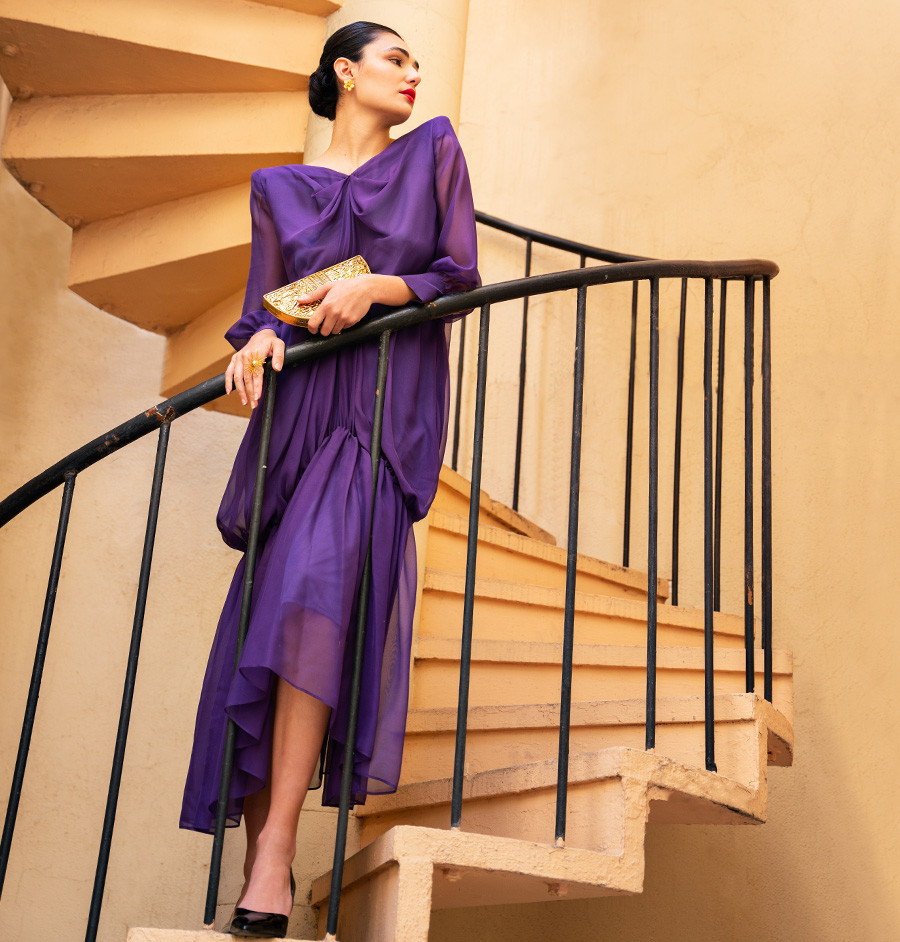 Melissa Maarek vestida con el look número 7 posando en una escalera