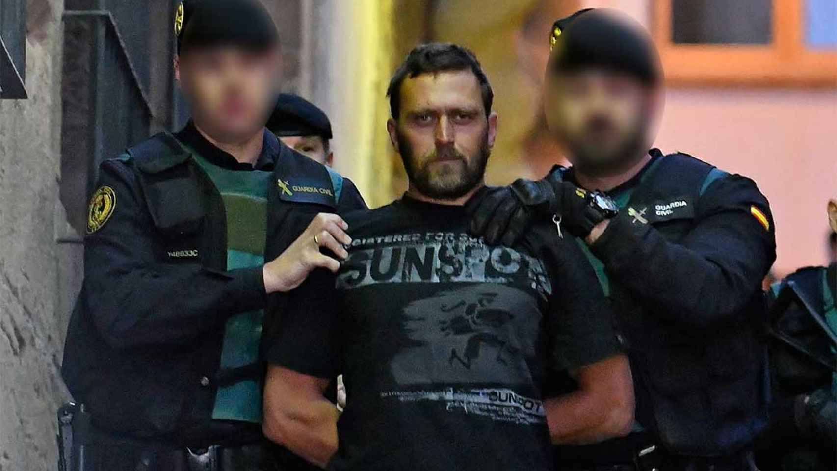 Norbert Feher, conocido como Igor El Ruso, custodiado por dos agentes para acudir a declarar tras ser detenido.