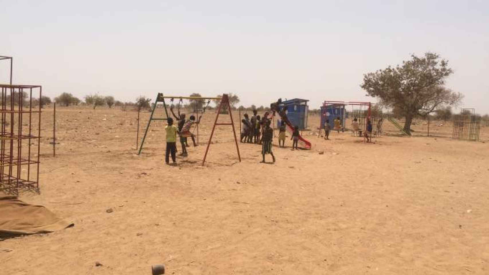 Unos niños juegan en el pueblo de Karma, muy cerca de Uagadugú, capital de Burkina Faso.