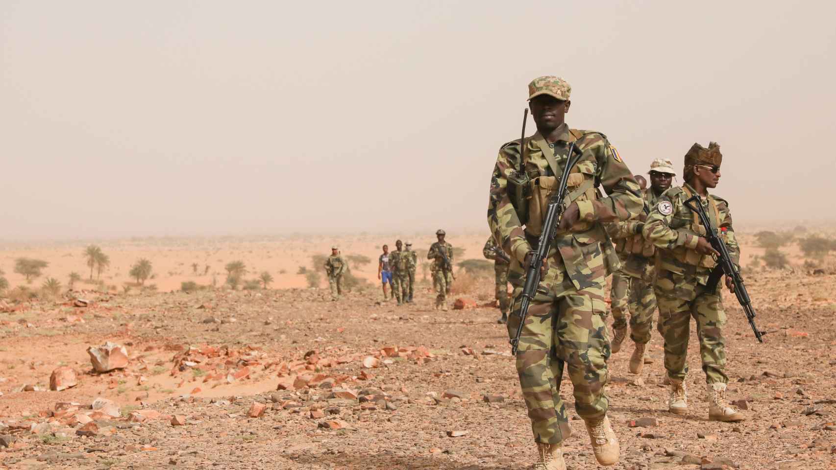 Un grupo de militares patrullando en Burkina Faso.