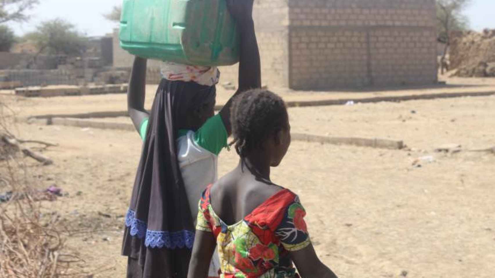 Dos mujeres caminan por las calles de Burkina Faso.